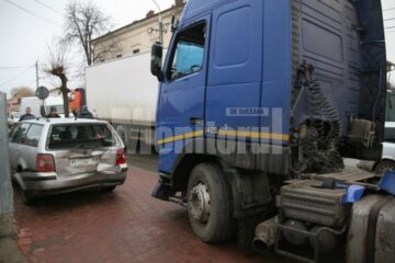 Mașina VW Passat a fost făcută sendviș între două tiruri