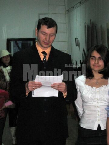 Prof. Cătălin Alexandru Chifan prezentându-i pe expozanți