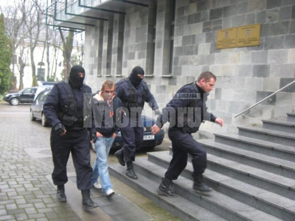 Unul dintre indivizii aduși ieri la sediul DIICOT Suceava