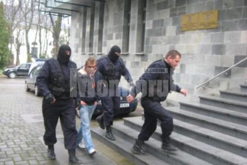 Unul dintre indivizii aduși ieri la sediul DIICOT Suceava