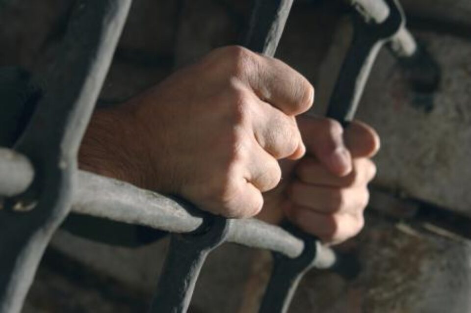 Cinci din șase: Polițistul de frontieră care lucra pentru contrabandiștii de țigări, trimis în arest pentru 29 de zile