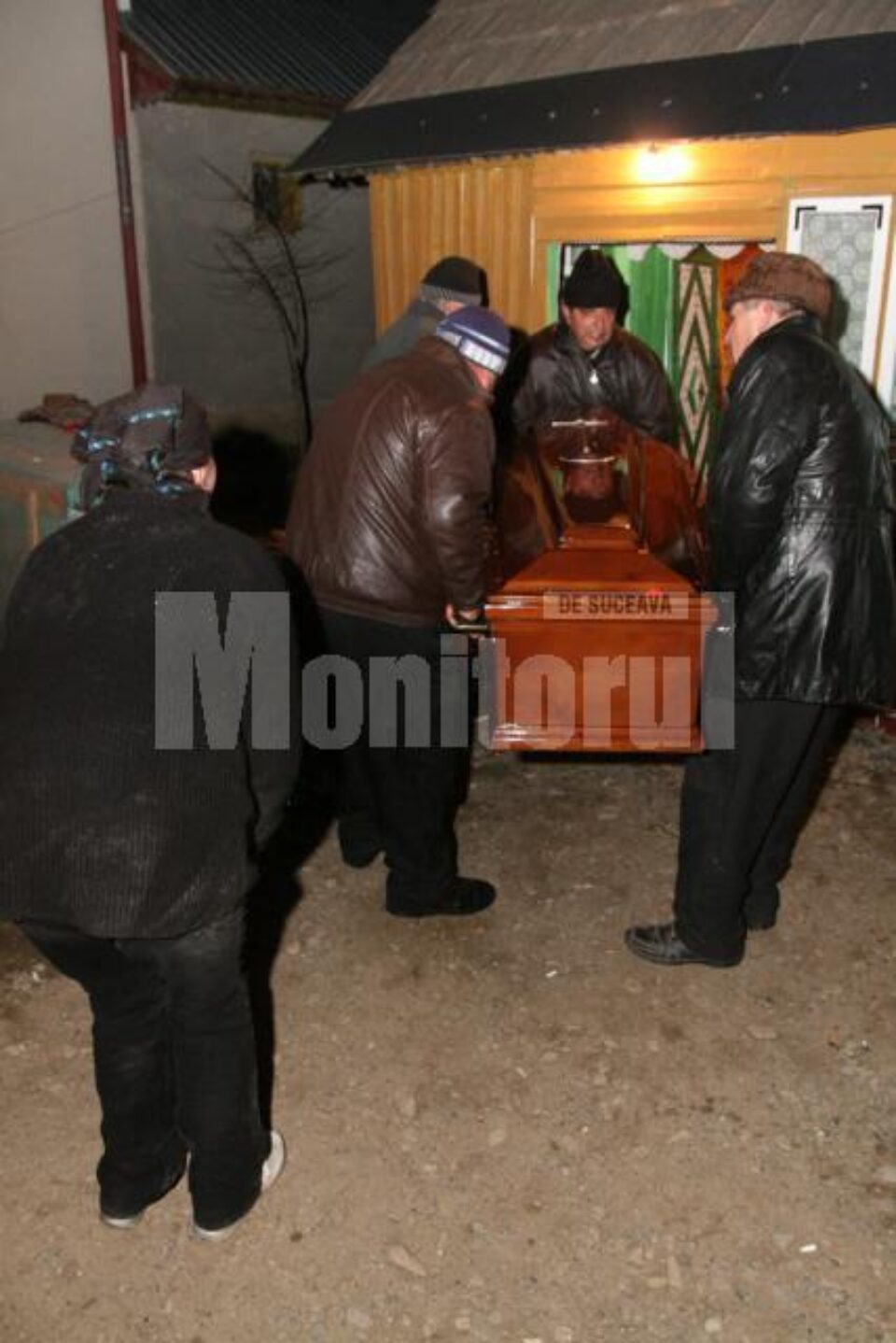 Sicriul cu trupul neînsuflețit al tânărului a fost adus aseară, acasă, în comuna Burla