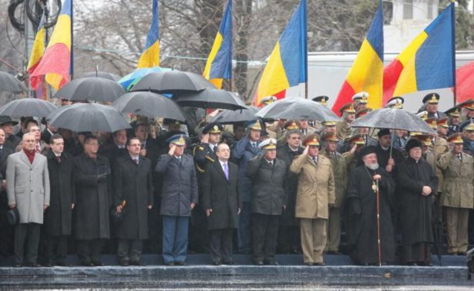 Emil Boc a fost cel care a primit onorul în absența șefului statului. Foto: CAPP Emil Boc a fost cel care a primit onorul în absența șefului statului. Foto: CAPP