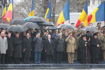 Emil Boc a fost cel care a primit onorul în absența șefului statului. Foto: CAPP