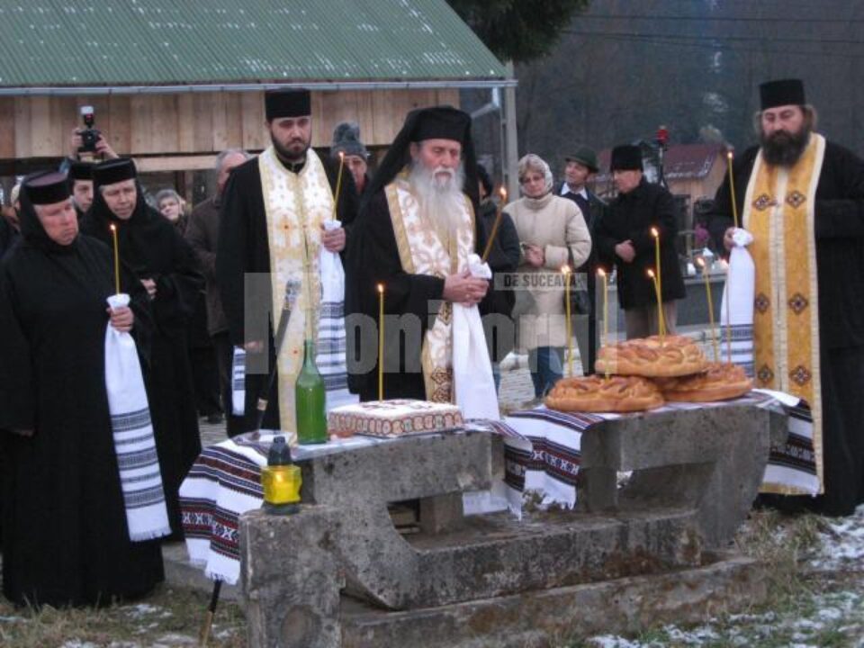 ÎPS Pimen oficiind slujba de pomenire la mormântul lui Petru Comarnescu