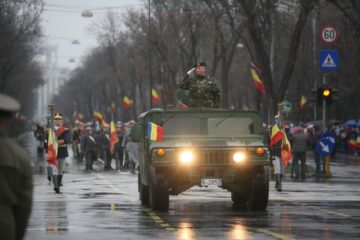 Parada organizată cu ocazia Zilei Naționale, la Arcul de Triumf. Foto: Valentin CIOBÂRCĂ