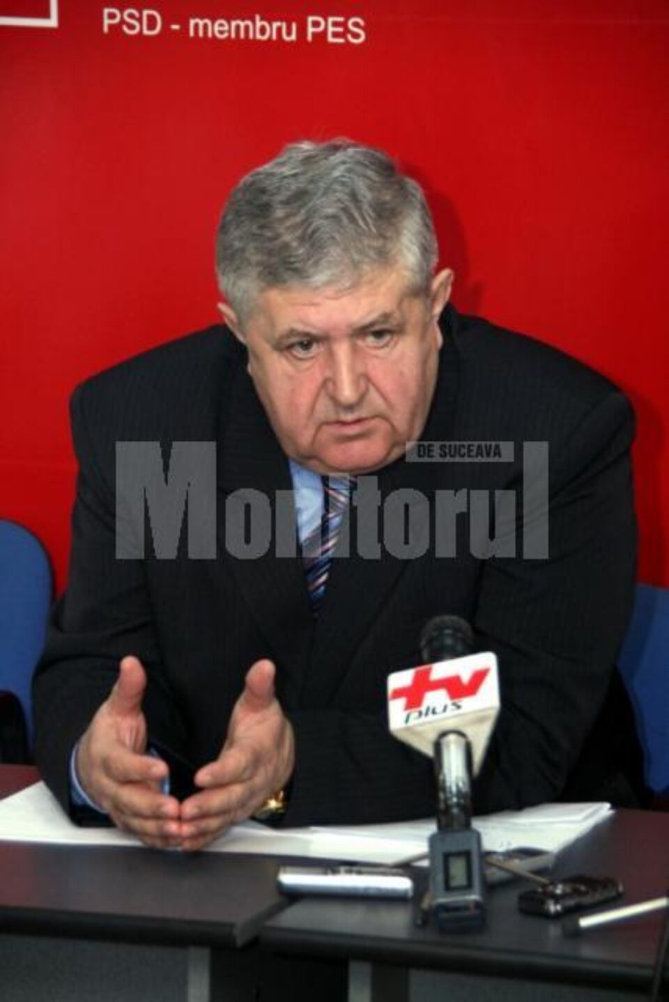 Reacție: Pentru onorul la Boc, PSD analizează posibilitatea unei moțiuni pe Apărare