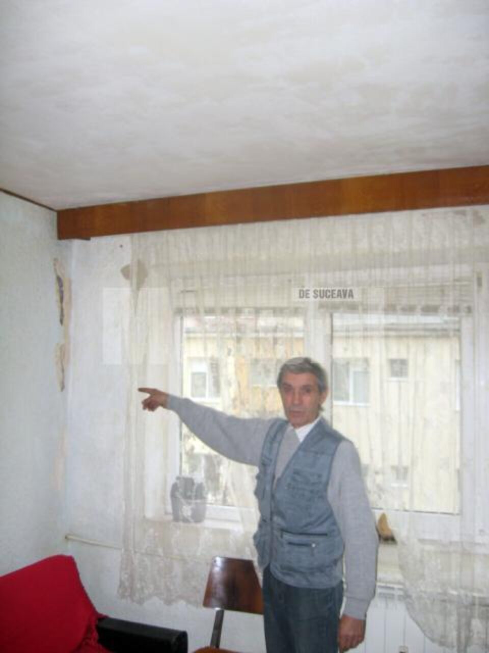 Apa curge șuvoi pe pereții apartamentului