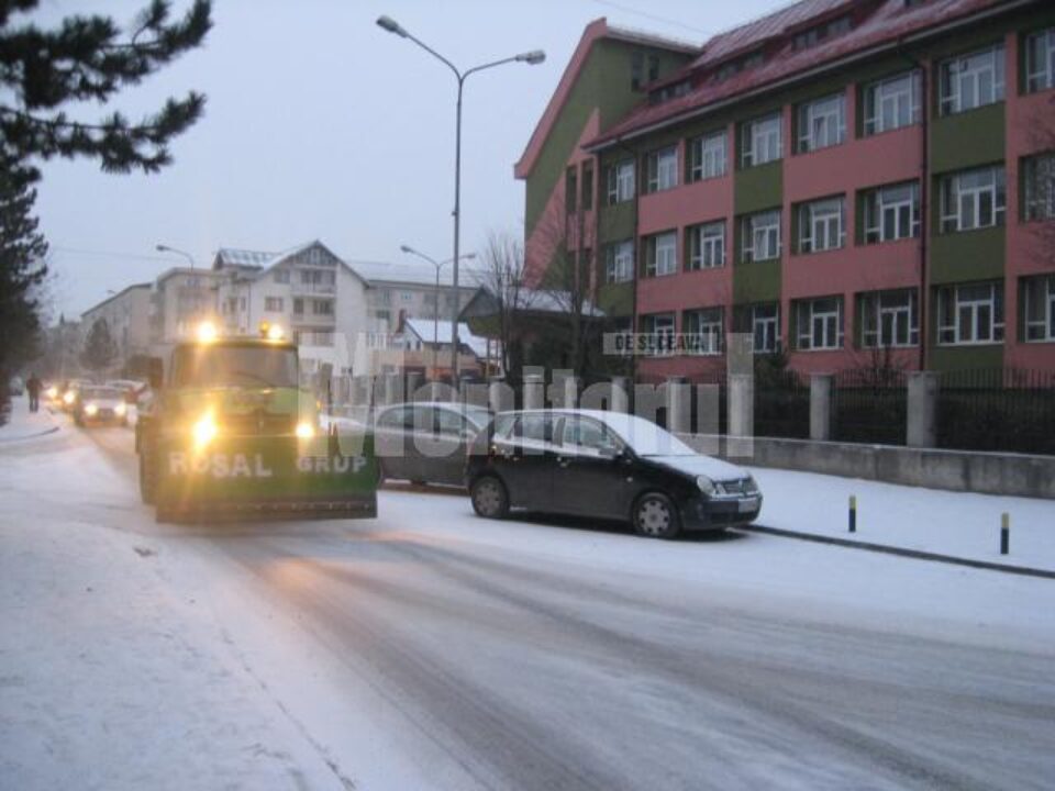 Utilajele de deszăpezire au ieșit pe traseu și au împrăștiat material antiderapant