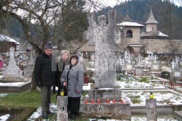 Prof. Nicolae Cârlan, scriitoarea și jurnalista Doina Cernica și artista plastică Danny Zărnescu, la mormântul lui Petru Comarnescu