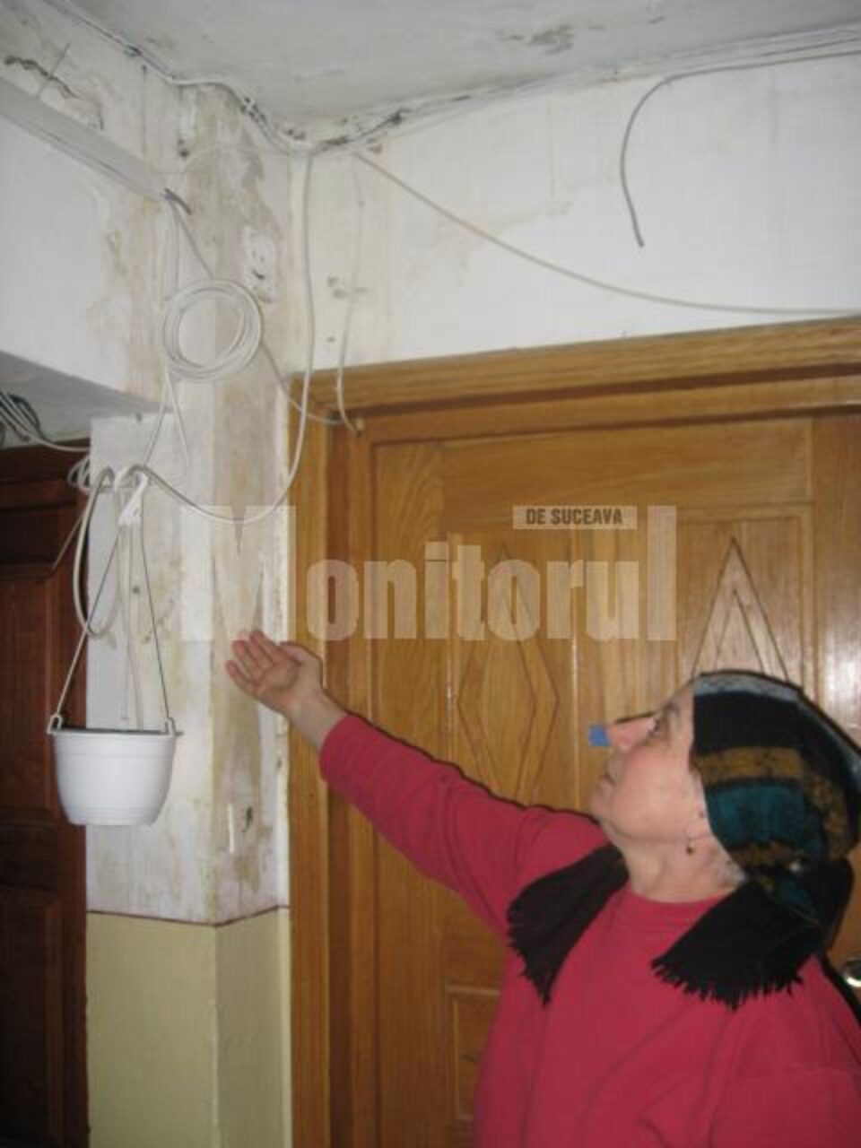 Apa venită de la mansardă a afectat instalațiile electrice din bloc