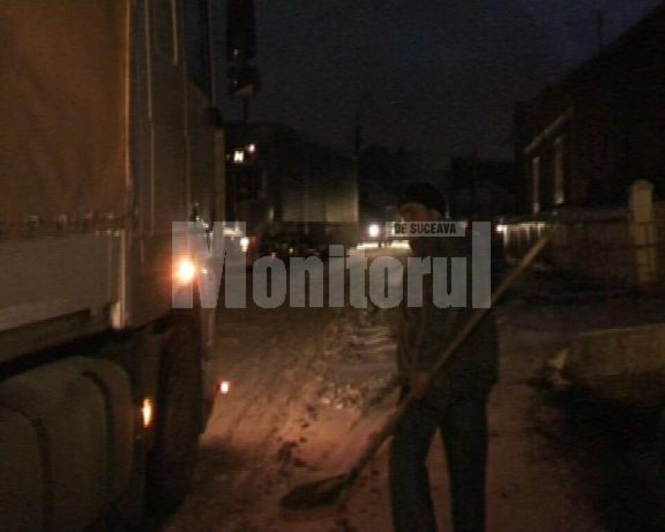 Noapte cu probleme: Blocaje pe șoseaua de centură din cauza poleiului și a ninsorii