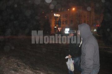 Cristian Tiberiu Nistor (cel cu plasa in mana) a fost reținut, aseară, pentru 24 de ore, fiind acuzat că vindea etnobotanice interzise