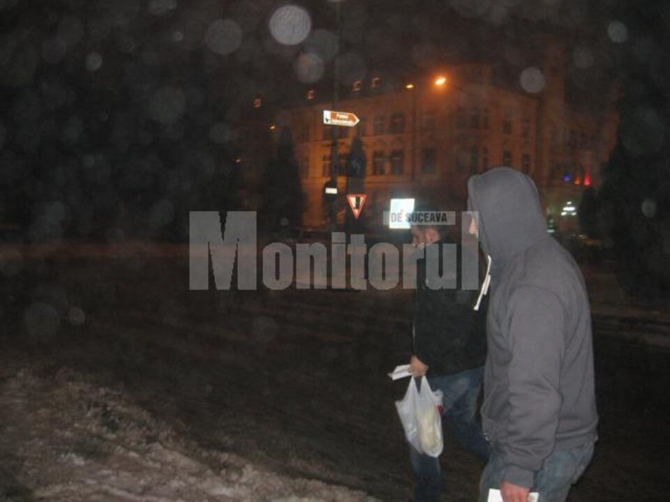 Cristian Tiberiu Nistor (cel cu plasa in mana) a fost reținut, aseară, pentru 24 de ore, fiind acuzat că vindea etnobotanice interzise
