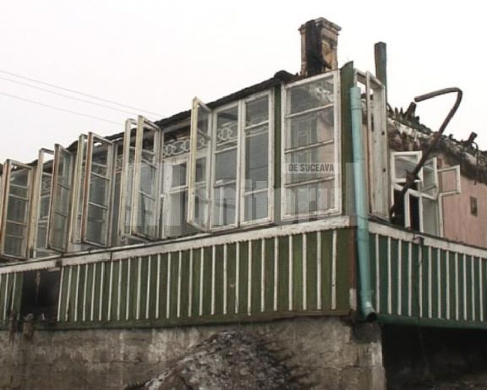 Fără șansă: Tatăl a trei fetițe minore, găsit mort în casa-i cuprinsă de flăcări