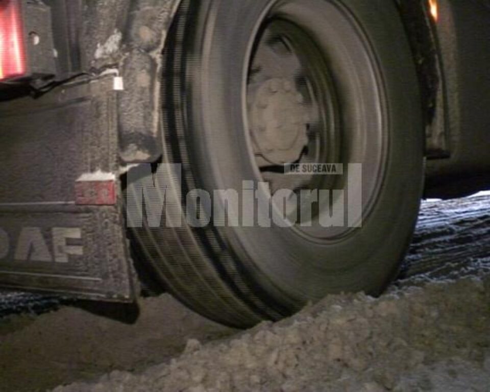 Noapte cu probleme: Blocaje pe șoseaua de centură din cauza poleiului și a ninsorii