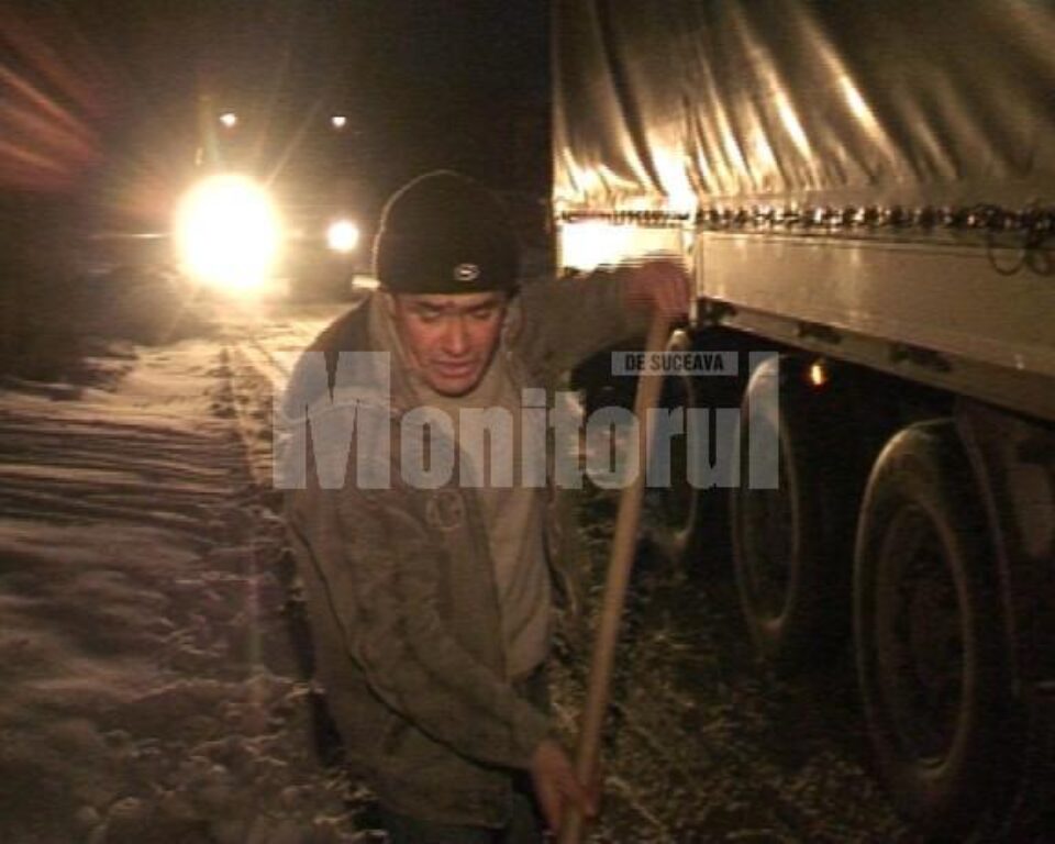 Noapte cu probleme: Blocaje pe șoseaua de centură din cauza poleiului și a ninsorii