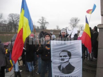 Doi dintre tinerii suceveni care s-au dus la Alba Iulia, pentru a sărbători Unirea