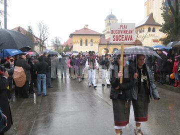 Bucovineni în Cetatea Alba: La „Unirea de la Alba”, cu câțiva suceveni, printre stropi reci de ploaie
