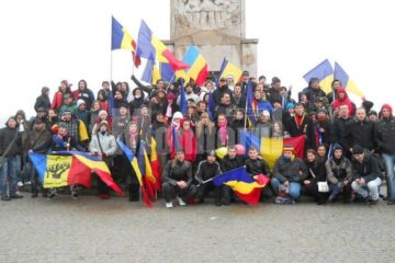 Grupuri de tineri din toată țara s-au adunat la Alba Iulia de la prima oră a dimineții de 1 decembrie