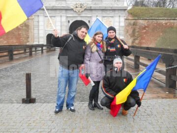 Bucovineni în Cetatea Alba: La „Unirea de la Alba”, cu câțiva suceveni, printre stropi reci de ploaie