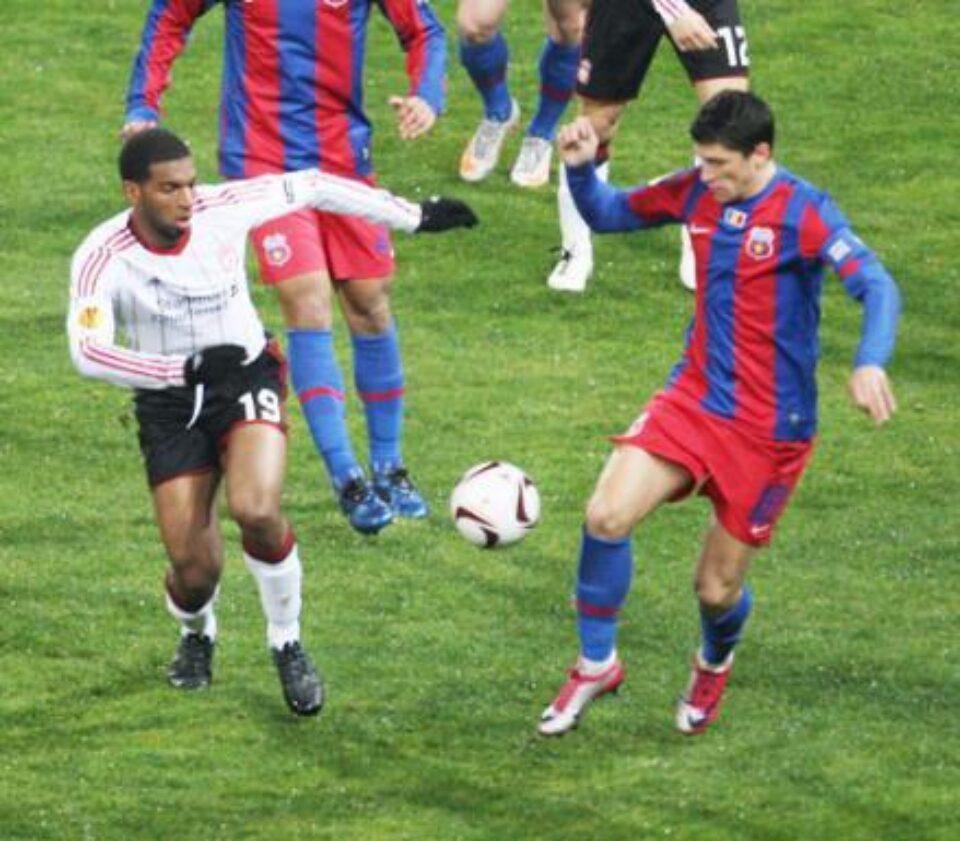 Steaua a egalat după ce portarul lui Liverpool a scăpat mingea în poartă printre picioare
