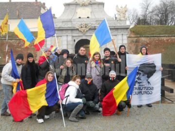 Bucovineni în Cetatea Alba: La „Unirea de la Alba”, cu câțiva suceveni, printre stropi reci de ploaie