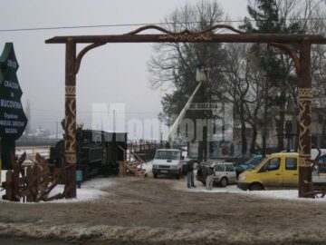 La punctul de plecare este amplasată o a doua locomotivă cu un „vagon-restaurant”, unde turiștii se pot încălzi cu vin fiert și țuică