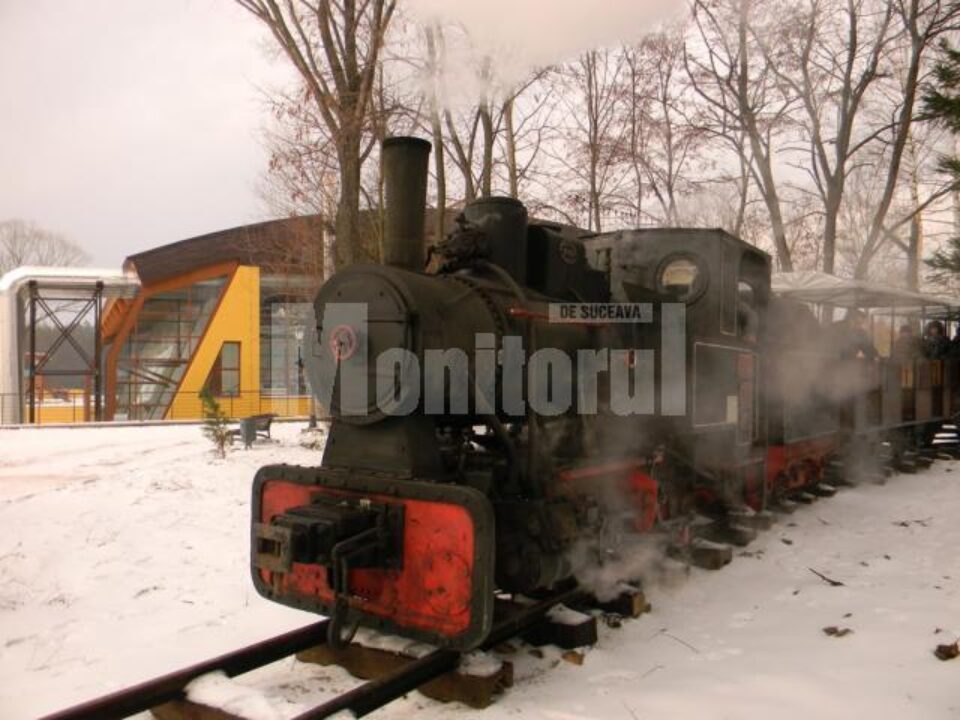 Mocănița pleacă de lângă podul din centrul orașului, de peste pârâul Humor, și merge pe dig până în Parcul Arniș