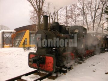 Mocănița pleacă de lângă podul din centrul orașului, de peste pârâul Humor, și merge pe dig până în Parcul Arniș