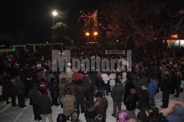 Humorenii, prezenți în număr foarte mare la aprinderea luminilor din bradul de Crăciun
