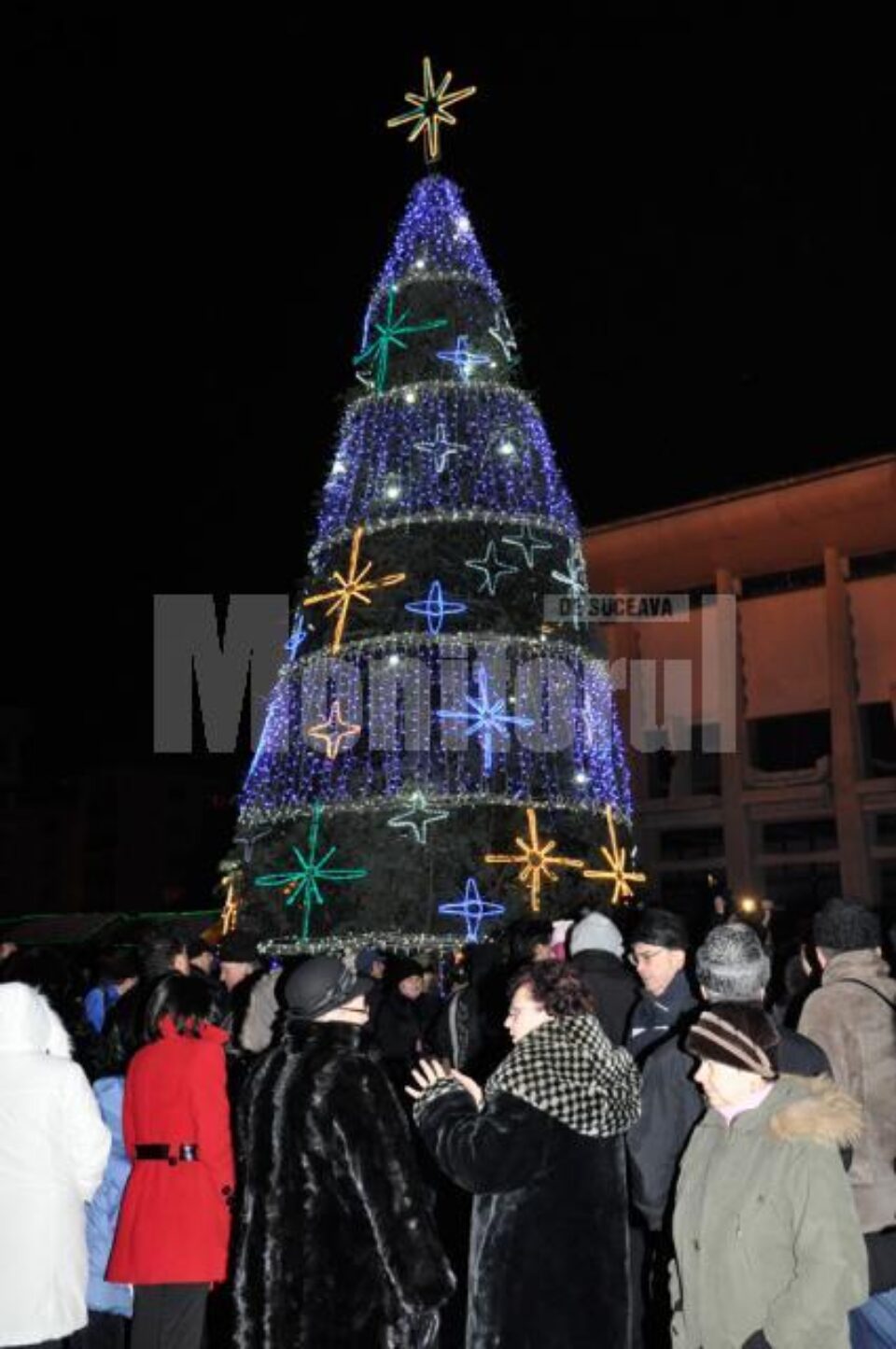 Sucevenii au fost prezenți în număr foarte mare la aprinderea luminilor din bradul de Crăciun