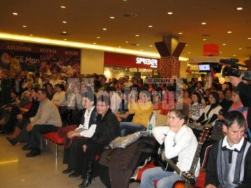 “Deschide ochii, deschide inima!”: Spectacol emoționant, oferit sucevenilor de persoanele cu dizabilități