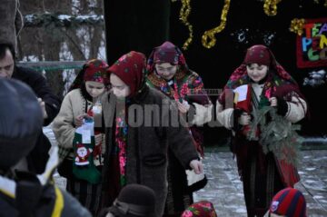 Programul Crăciun în Bucovina a început, ieri, la Muzeul Satului Bucovinean, cu daruri aduse pentru copii, de Moș Nicolae