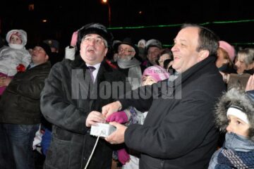 Primarul Ion Lungu, președintele CJ, Gheorghe Flutur, împreună cu o fetiță din public au aprins luminile din bradul din centrul Sucevei