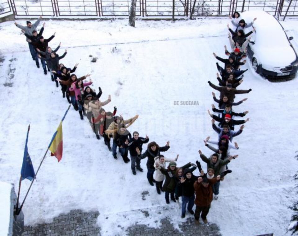 Tinerii s-au aliniat sub forma literei “V” pentru a atrage atenția asupra importanței voluntariatului
