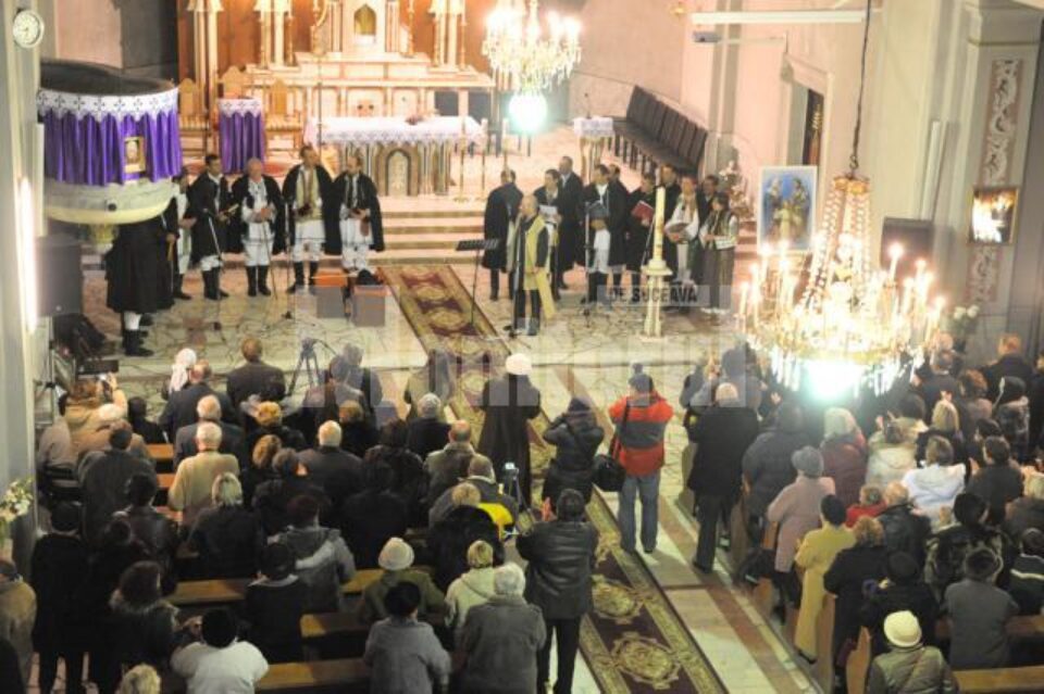 La sfârșitul concertului susținut de Grigore Leșe și grupul „Flori de măr” publicul a aplaudat în picioare