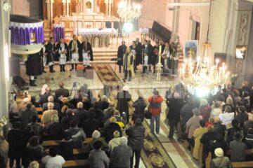 La sfârșitul concertului susținut de Grigore Leșe și grupul „Flori de măr” publicul a aplaudat în picioare