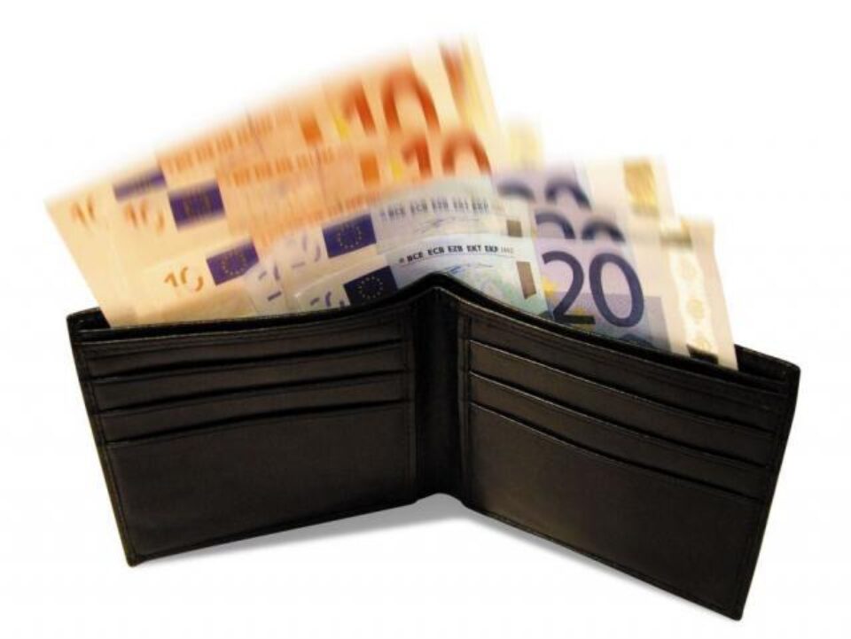 Salarii indecente: Bancherii, trai de huzur pe spatele sucevenilor