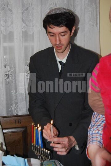Sărbătoare: Prim-rabinul României a participat la aprinderea lumânărilor de Hanuca, la Suceava