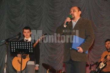 Cornel Grosar prezentatorul spectacolului