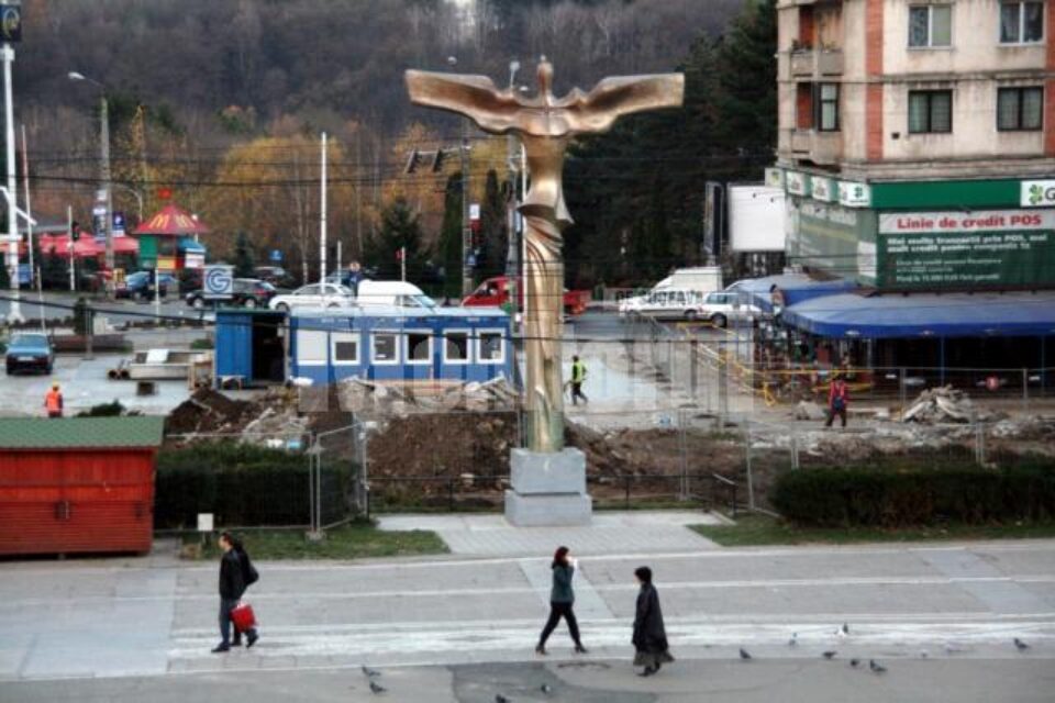 Lucrări parcări subterane: Statuia “Bucovina înaripată” va fi mutată joi din centrul Sucevei Lucrări parcări subterane: Statuia “Bucovina înaripată” va fi mutată joi din centrul Sucevei