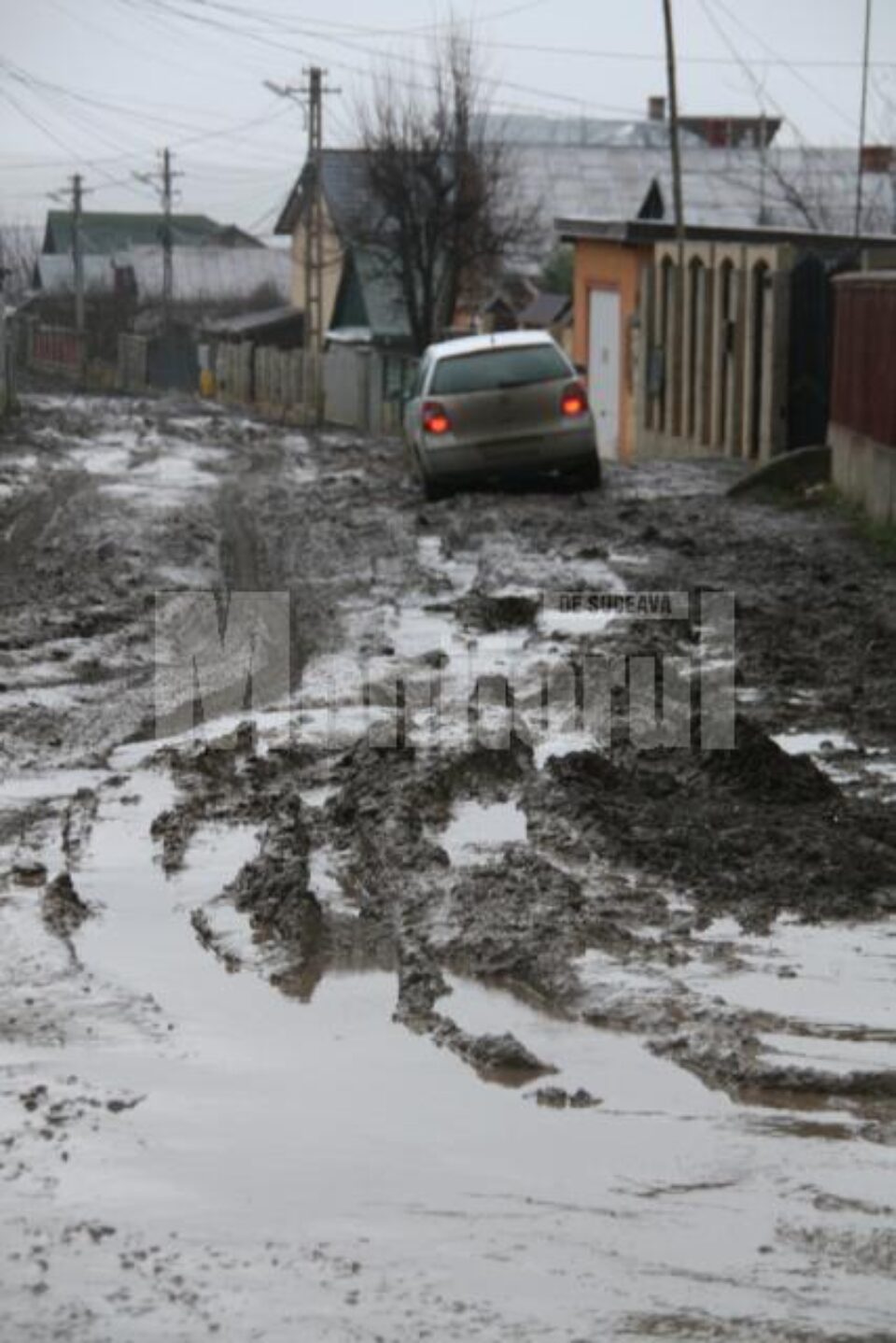 Locuitorii străzii Viitorului se chinuiesc zilnic să răzbată prin noroaiele care le-au acaparat strada