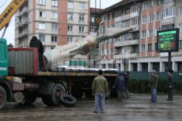 “Bucovina înaripată”: Statuie de 100.000 de euro, mutată pentru a putea fi făcute primele parcări subterane din Suceava