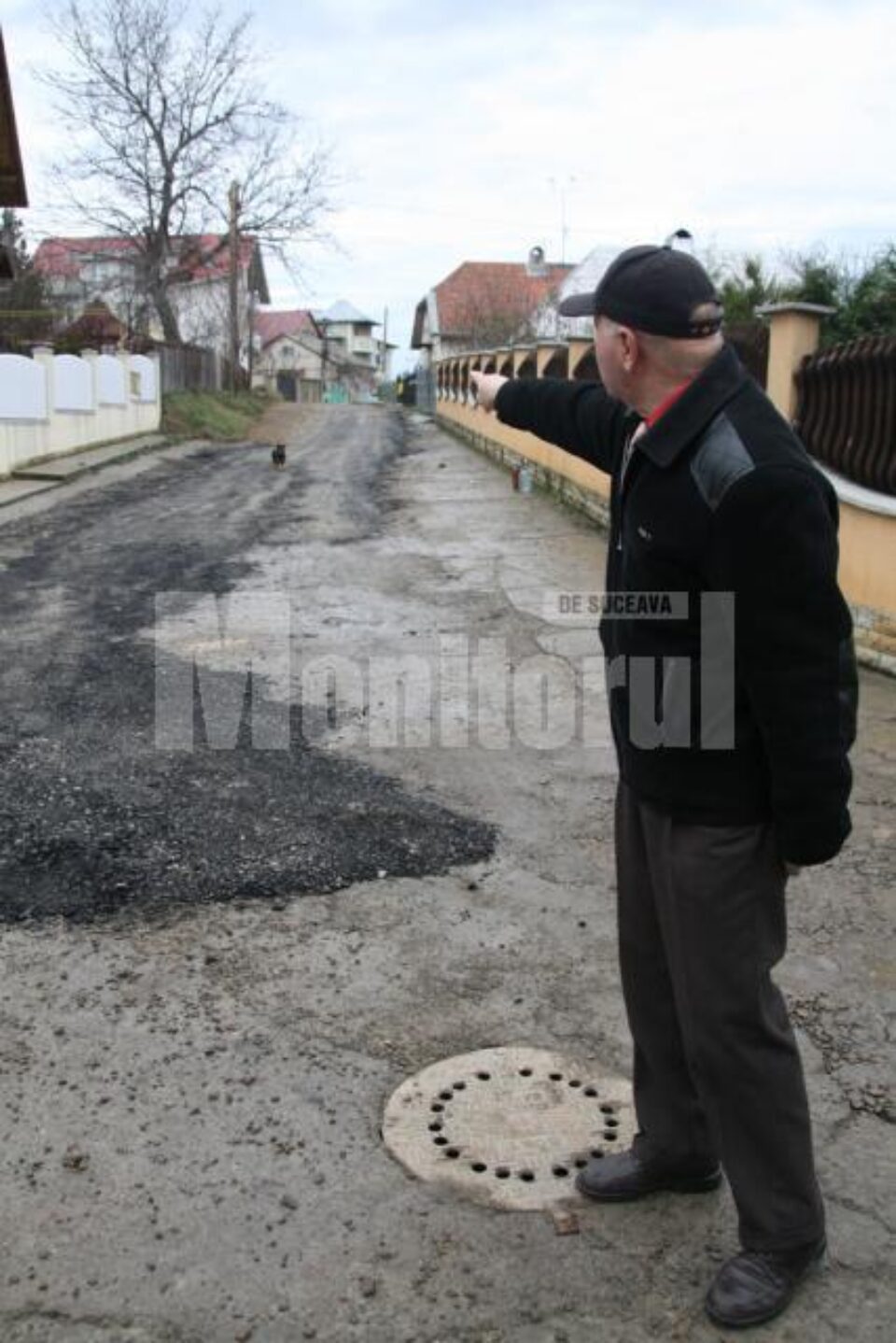 Lucrări de mântuială: Asfaltarea de noapte a ridicat o stradă din Suceava la nivelul trotuarului