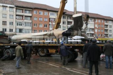 Prinsă cu mai multe chingi, statuia a fost așezată pe platforma camionului cu care a fost transportată
