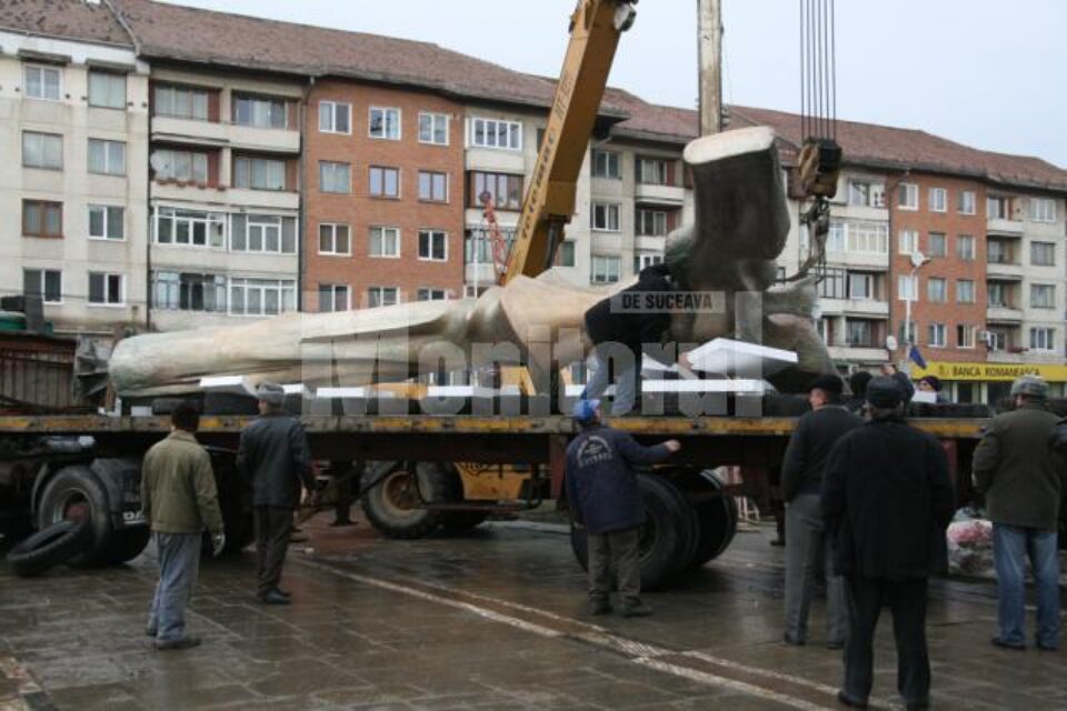Prinsă cu mai multe chingi, statuia a fost așezată pe platforma camionului cu care a fost transportată