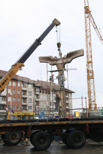 “Bucovina înaripată”: Statuie de 100.000 de euro, mutată pentru a putea fi făcute primele parcări subterane din Suceava