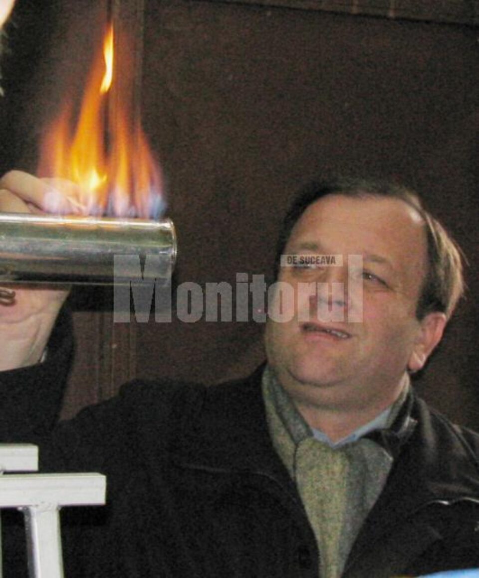 Momentul aprinderii flăcării de control a fost împlinit de președintele Consiliului Județean, Gheorghe Flutur