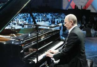 Vladimir Putin a cântat la un concert caritabil, în fața a numeroase vedete